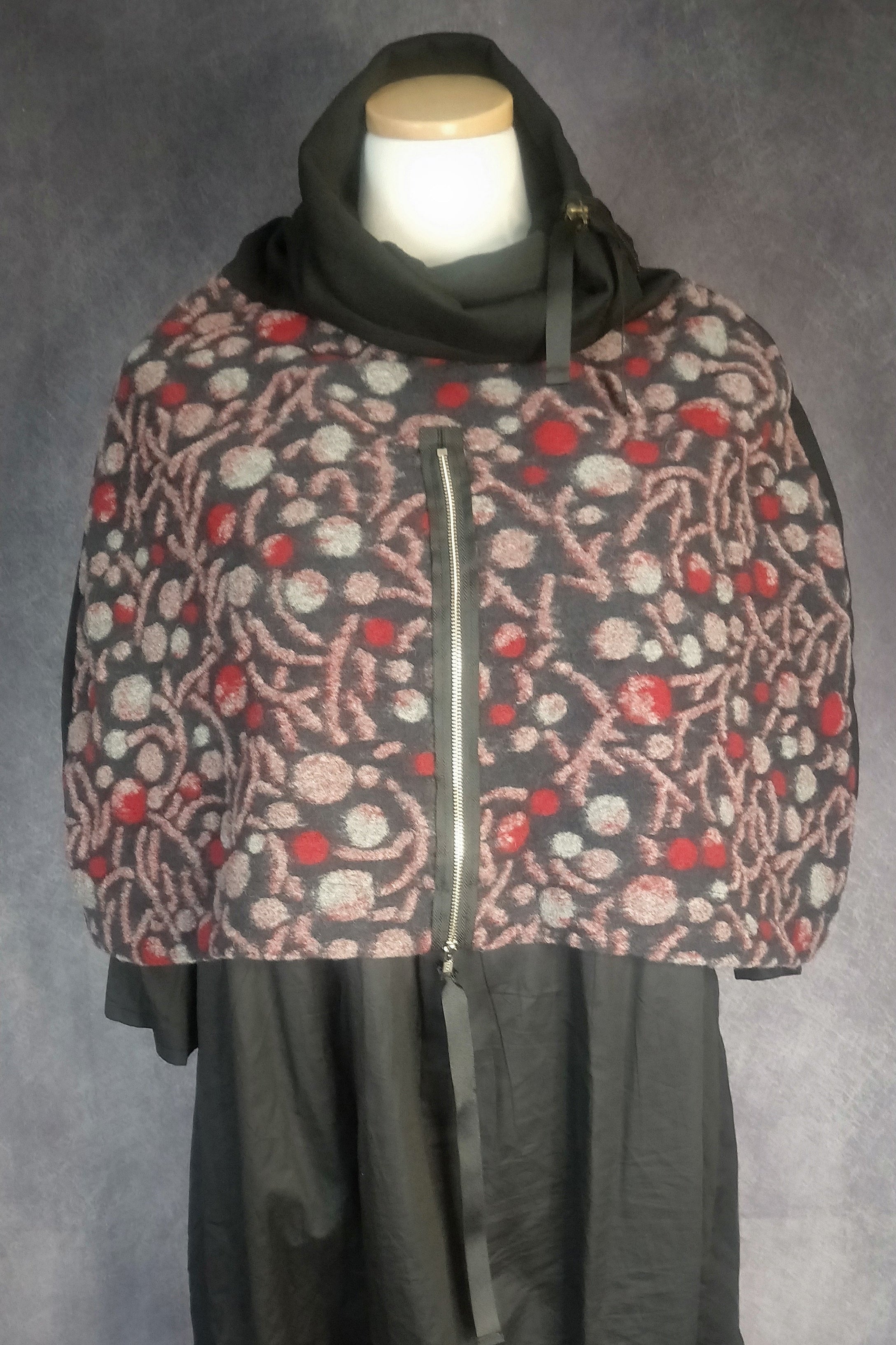 Juliet Capelet Red Multi
