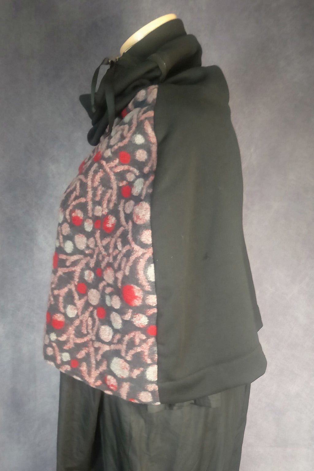 Juliet Capelet Red Multi